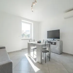 New!central Apt 5 Min Walk From The Metro Brignole Appartamento